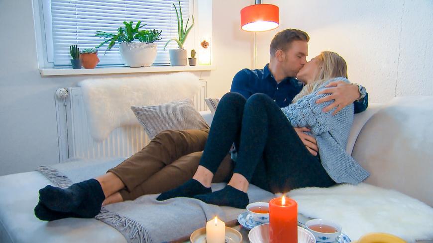 Kandidatin Diana wollte Sebastian beim Homedate aus Respekt vor der Wohnung ihrer Mutter nicht küssen. Von Leah konnte er dagegen nicht genug bekommen – selbst auf Muttis Couch.