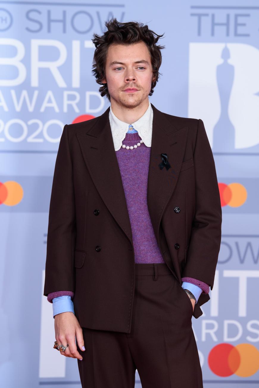 Der Sänger erinnerte mit einer kleinen schwarzen Schleife am Revers bei den Brit Awards an Ex-Freundin Caroline Flack.