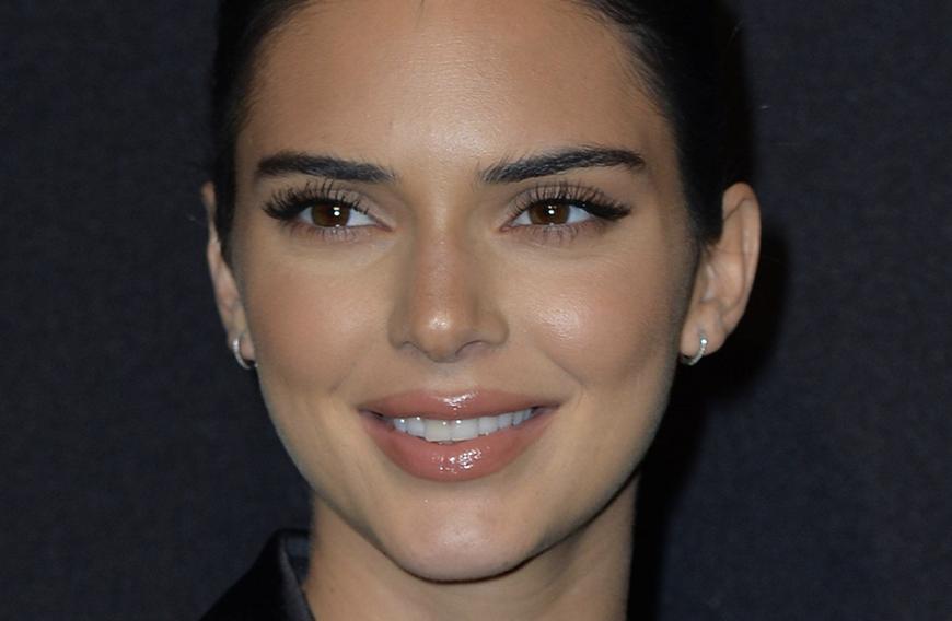 Kendall Jenner liebt einen frischen Urlaubsteint. Deshalb trägt sie den Bronzer nicht nur auf Wangen auf, sondern betont damit auch ihre Lider.
