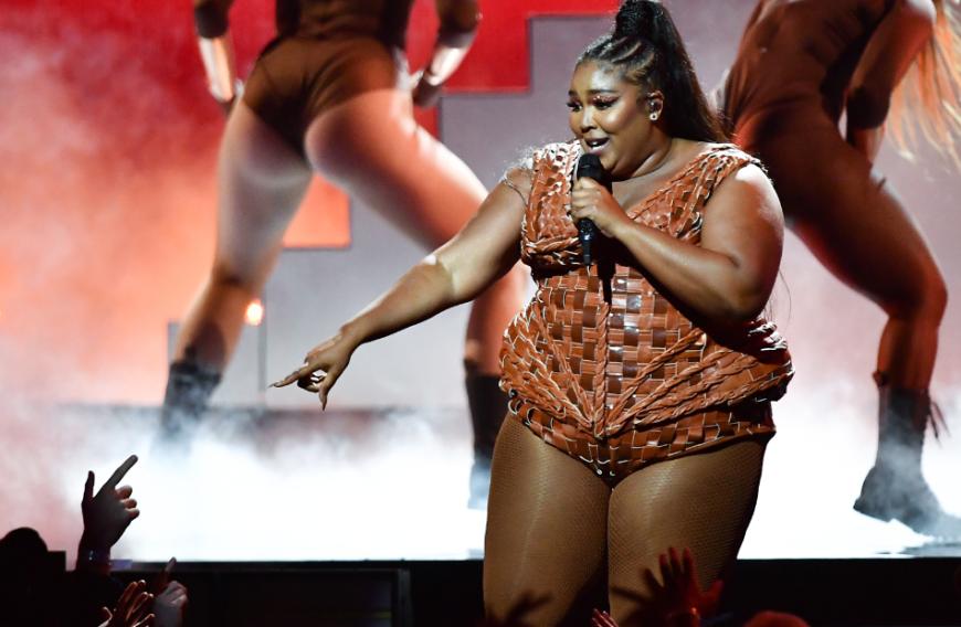 Und auch mit ihrem Auftritt heizte die Rapperin den Zuschauern der Brit Awards mächtig ein.