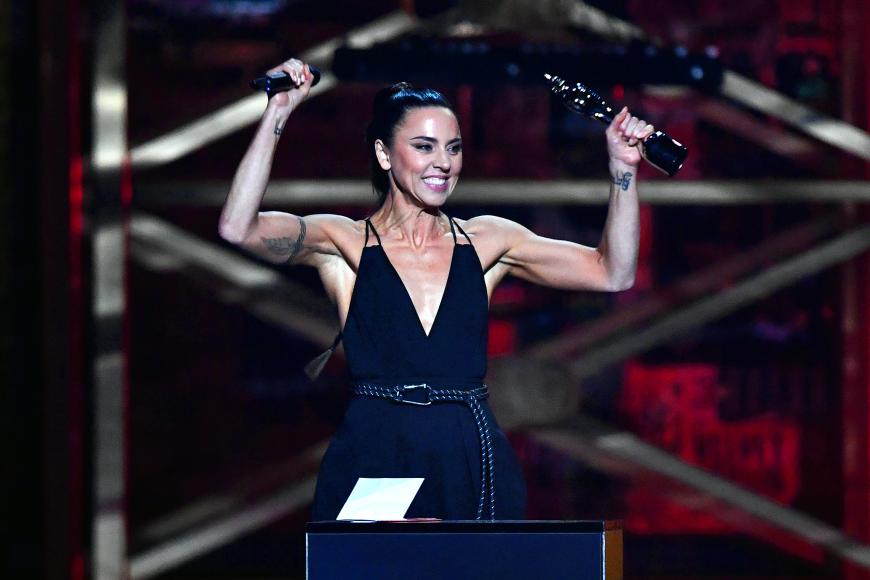 Schwarz geht immer: Ex-Spice Girl Melanie C entschied sich für ein elegantes, langes Kleid mit tiefem Ausschnitt. Über einen Brit Award durfte sie sich übrigens auch freuen.
