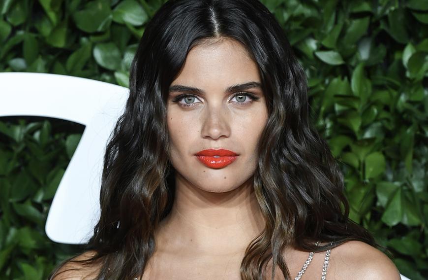 Sara Sampaio verzichtet beim Auftragen ihrer Kosmetik-Produkte komplett auf Pinsel. Sie trägt Foundation, Lidschatten und Co. lieber mit den Fingern auf.