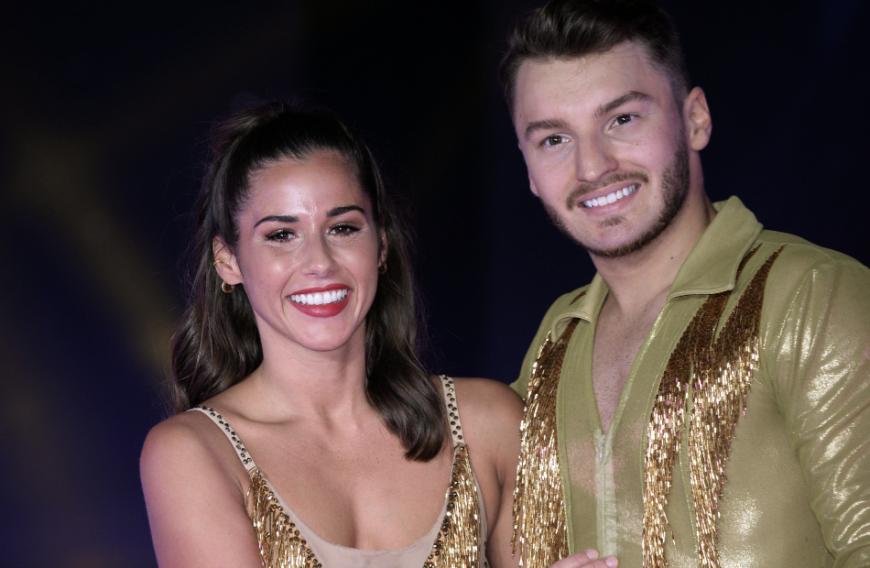 Der Mann an ihrer Seite ist allerdings nicht Tanzpartner Joti Polizoakis, wie kurzzeitig spekuliert.