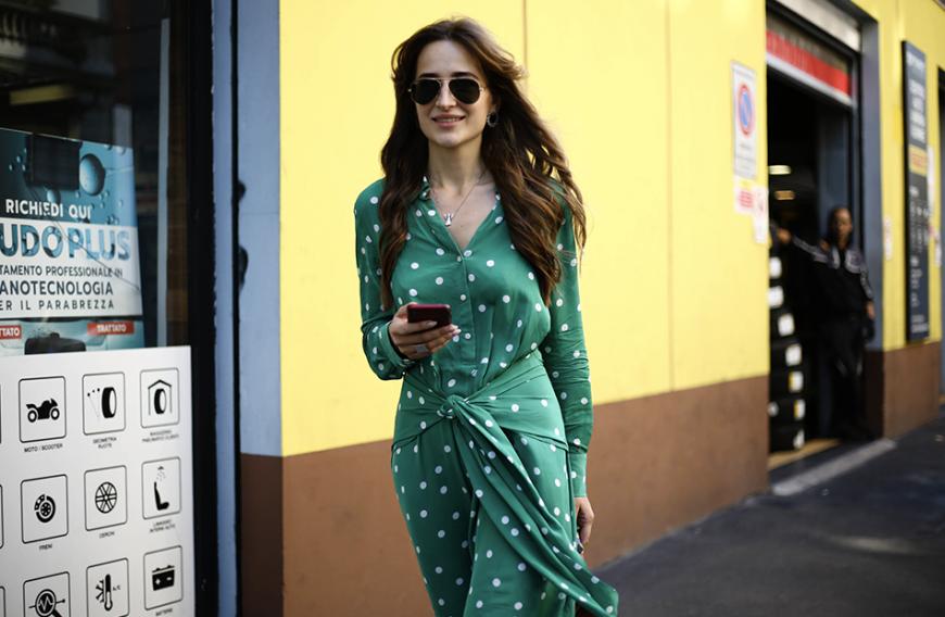 Hier haben wir gleich zwei Trend auf einmal: Grüne Fashion-Pieces gelten als absolutes Must-have, genau wie Polka Dots.