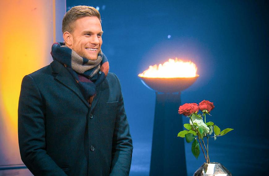 Der Bachelor präsentierte einem RTL-Team seine Wohnung und über ein Detail wundern wir uns ganz besonders!