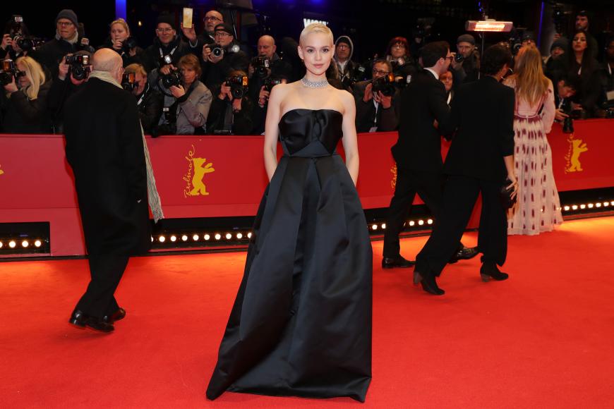 Emilia Schüle sorgte für den glamourösesten Auftritt: Die Schauspielerin sah in ihrem schwarzen A-Linien-Kleid einfach umwerfend aus.