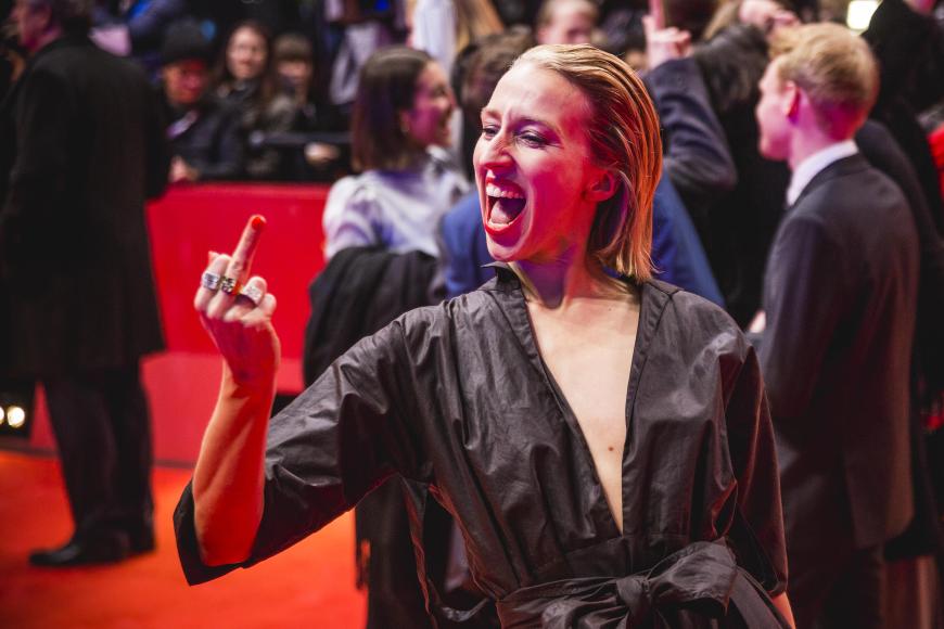 Huch! Juliane Elting zeigt den Fotografen den Stinkefinger.