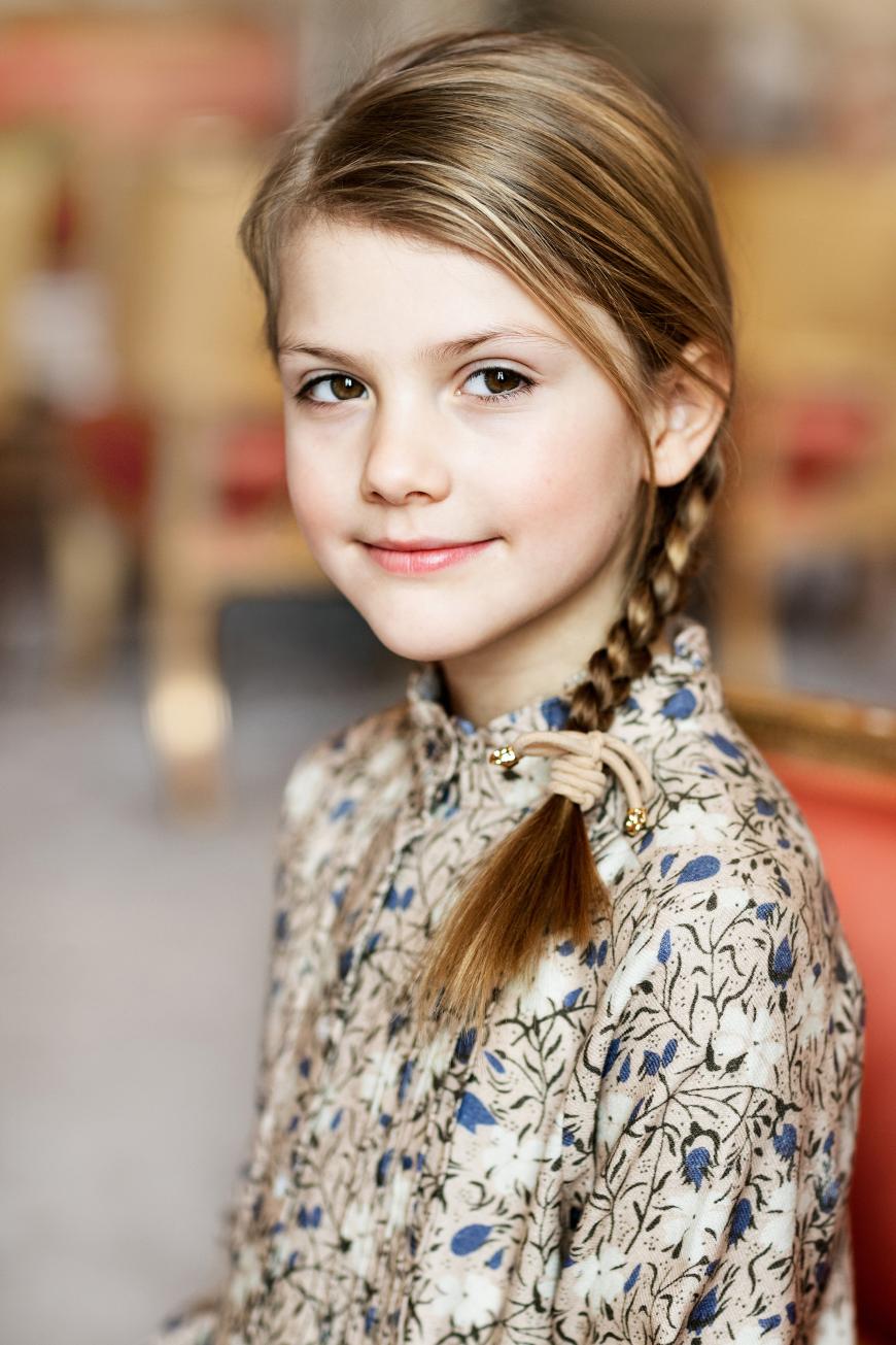 So groß geworden! Anlässlich ihres achten Geburtstages (23. Februar) veröffentlichte das schwedische Königshaus dieses niedliche Foto von Prinzessin Estelle.