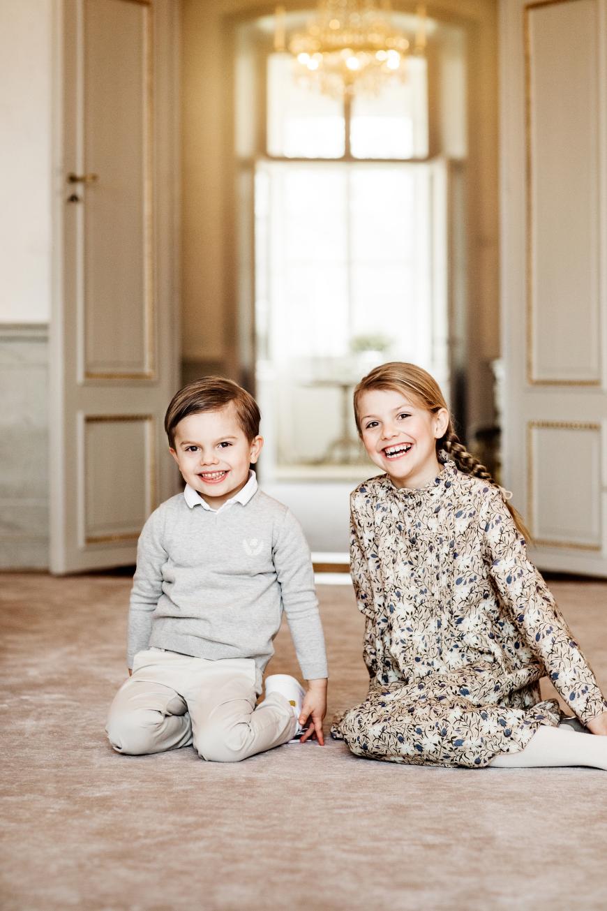 Süß! Estelle strahlt mit ihrem Bruder Prinz Oscar um die Wette.