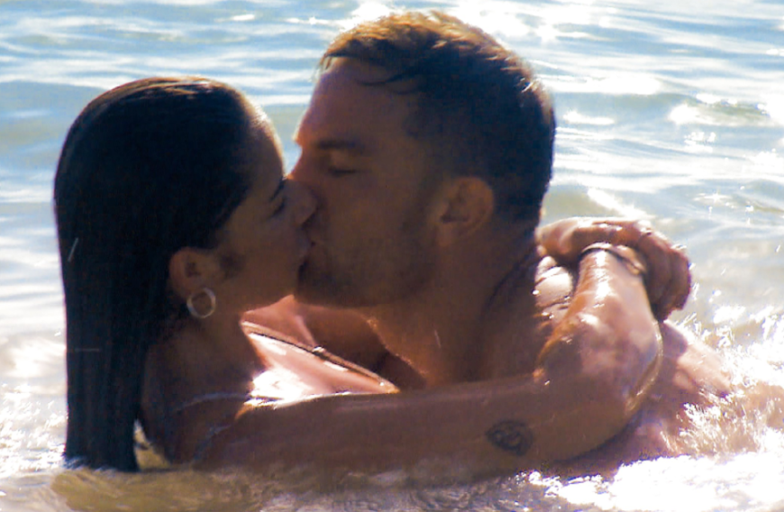 Schon zuvor waren sich der Bachelor und die Brünette im Wasser ...