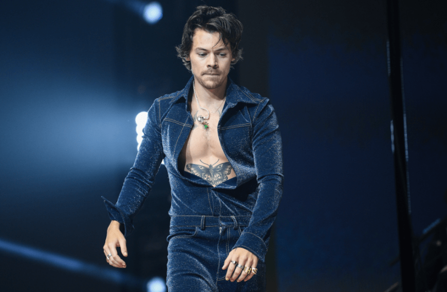 Der ehemalige One-Direction-Star macht selbst in einem Jumpsuit eine tolle Figur!