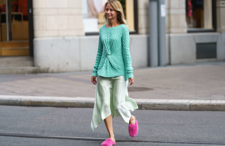 Auch diese Dame weiß, wie der Pastell-Look geht und kombiniert verschiedene Minttöne miteinander.