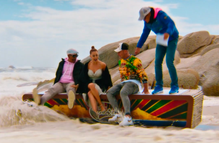 Eine Riesen-Welle traf auf das Set. Die Jury konnte sich noch aufs Pult retten ...