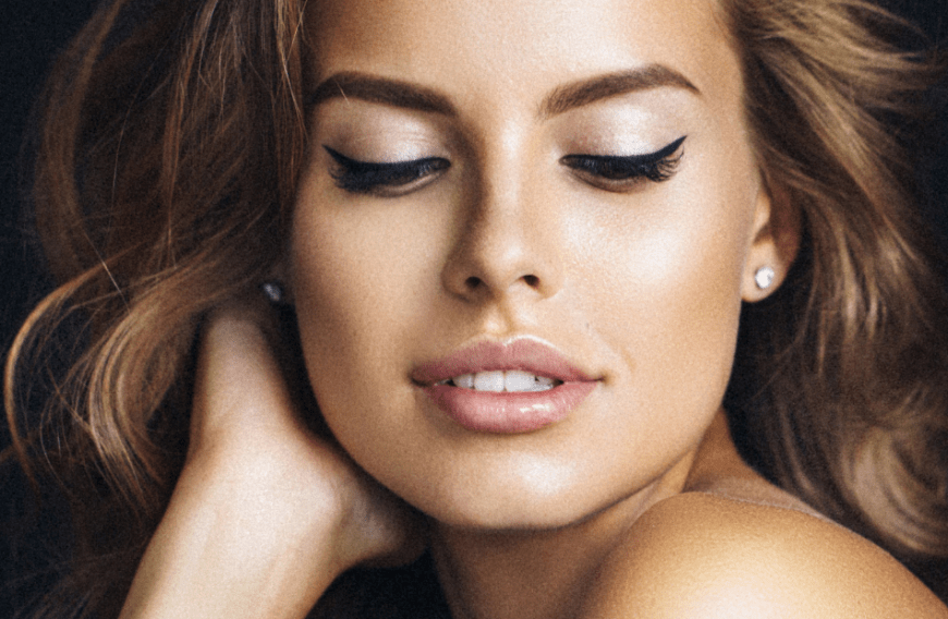 Mit einem Lidstrich können wir uns einen tollen Augenaufschlag zaubern. Es gibt Eyeliner, die aber sogar noch mehr – sier sollen auch das Wachstum deiner Wimpern ankurbeln.