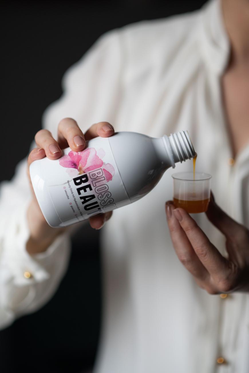 Dank der 3-fach-Wirkung von Hyaluronsäure, Kollagen & Aloe Vera kann die Haut bei regelmäßigem Genuss des Beauty-Drinks sichtbar frischer und gepflegter wirken.
