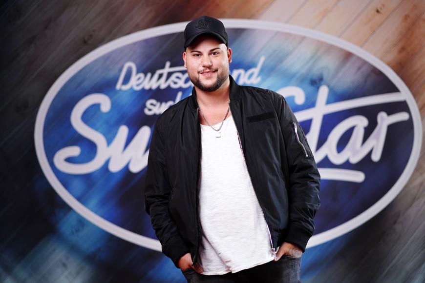 Bei dem Vorbestraften handelt es sich um Kevin Amendola. Der Favorit der Castingshow verschwieg jedoch bei seiner Bewerbung seine kriminelle Vergangenheit.
