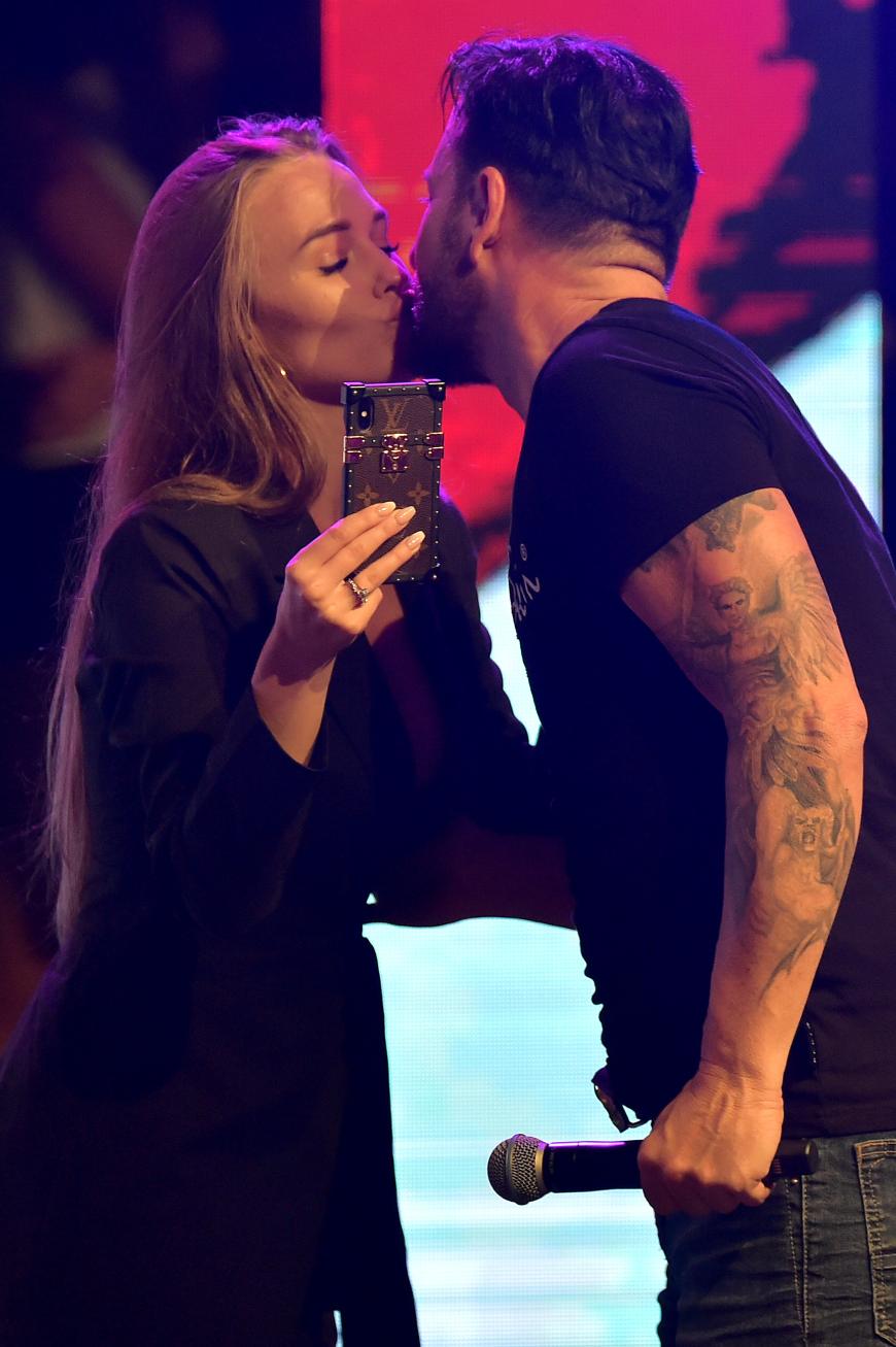 Es wird gemunkelt, dass der Wendler seiner 19-jährigen Freundin live im TV die Frage aller Fragen stellen wird.