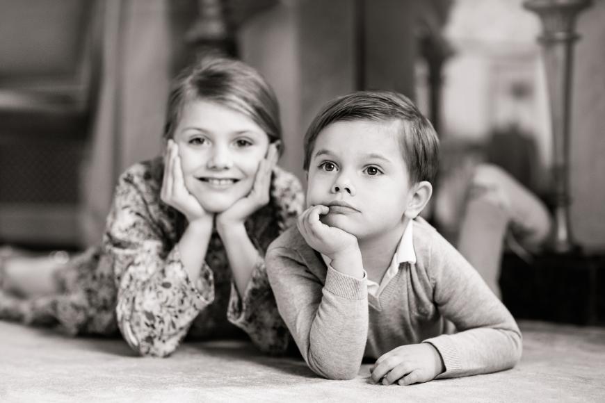 Oscar ist schon richtig groß geworden. Hier posiert er mit seiner Schwester Prinzessin Estelle.