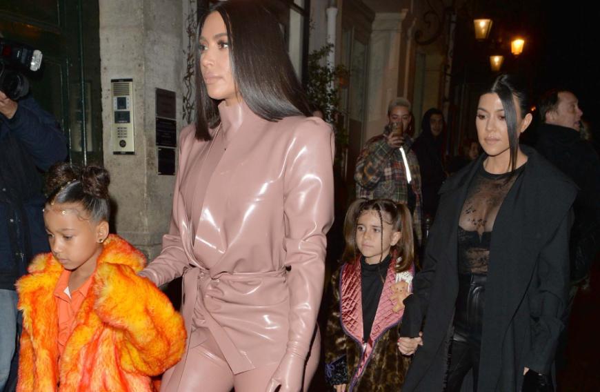 Da haben sich aber zwei rausgeputzt! Für ein Dinner in Paris warfen sich nicht nur die Mamas Kourtney (r.) und Kim Kardashian in Schale, sondern auch deren Töchter Penelope und North (l.) und beweisen damit, dass sie ihren berühmten Müttern in nichts nachstehen.