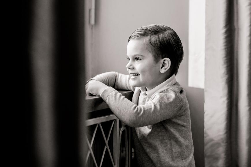 Anlässlich des 4. Geburtstages von Prinz Oscar von Schweden am 2. März 2020 publiziert das schwedische Königshaus neue Bilder des knuddeligen Nachwuchses.