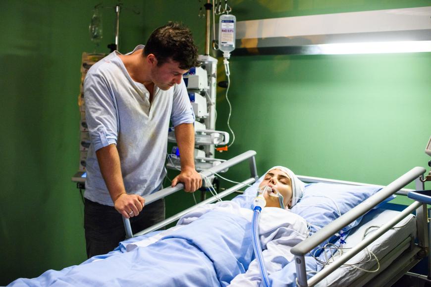 Ben Steinkamp stürzt nach dem Tod seiner Ehefrau in tiefe Verzweiflung und verbarrikadiert sich mit seiner toten Frau im Klinikzimmer.