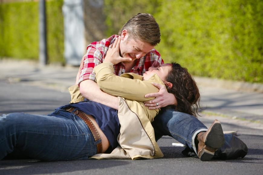 Auch Annette (Ulrike Rösenberg) und Ingo (André Dietz) waren unzertrennlich - bis die beliebte Imbiss-Besitzerin ausgerechnet von Jenny Steinkamp (Kaja Schmidt-Tychsen) angefahren und einfach liegen gelassen wird. Anette stirbt auf offener Straße in den Armen ihres Ehemannes ...