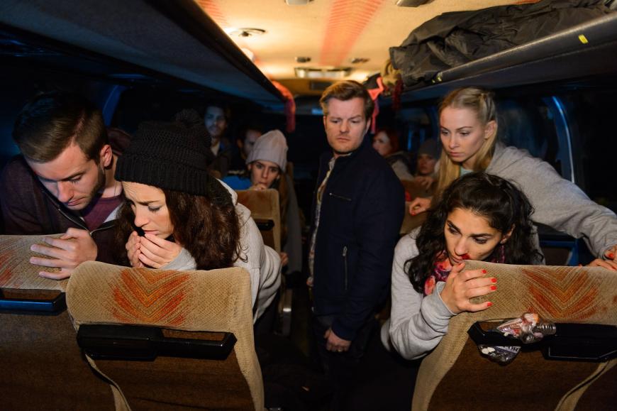 Der Bus stürzt von einer Klippe in die Tiefe - nur Ingo (André Dietz) und Iva (LaFee) überleben - ein Schock für die