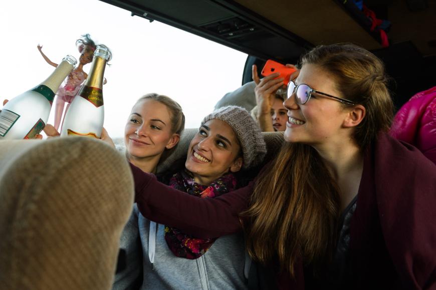 ... doch auch Julia (Jenny Bach, l.) und Raquel (Yara Hassan, m.) sterben den Serientod.