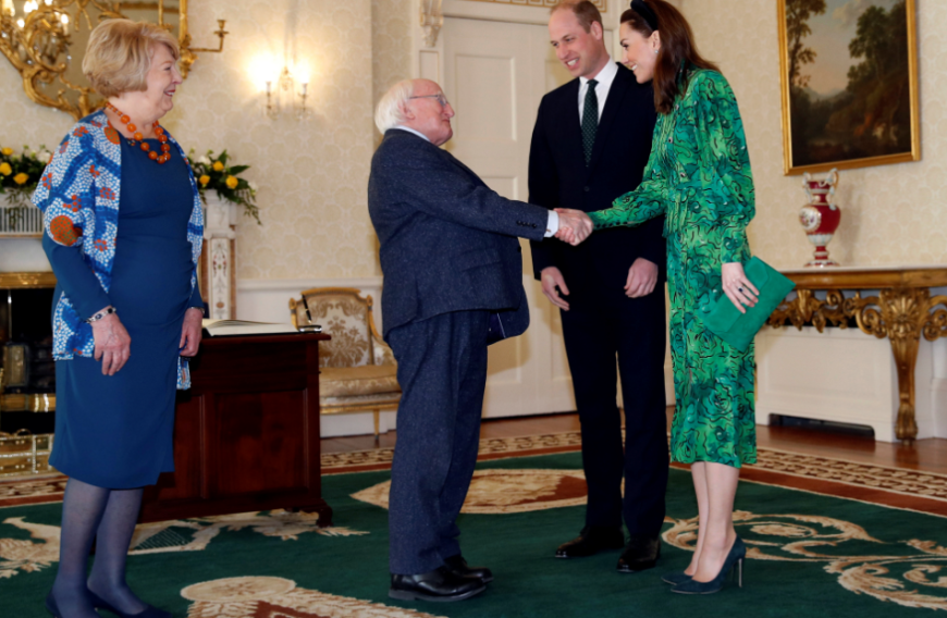 Auch beim Besuch des Präsidenten verzichten Prinz William und Herzogin Kate trotz Corona-Zeiten nicht auf das Händeschütteln.