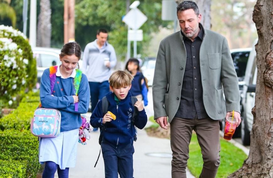 So groß geworden! Ben Affleck begleitete seine Kinder Seraphina und Samuel kürzlich auf dem Schulweg. Erstaunlich, wie groß der Nachwuchs des Schauspielers und Ex-Frau Jennifer Garner mittlerweile schon ist.