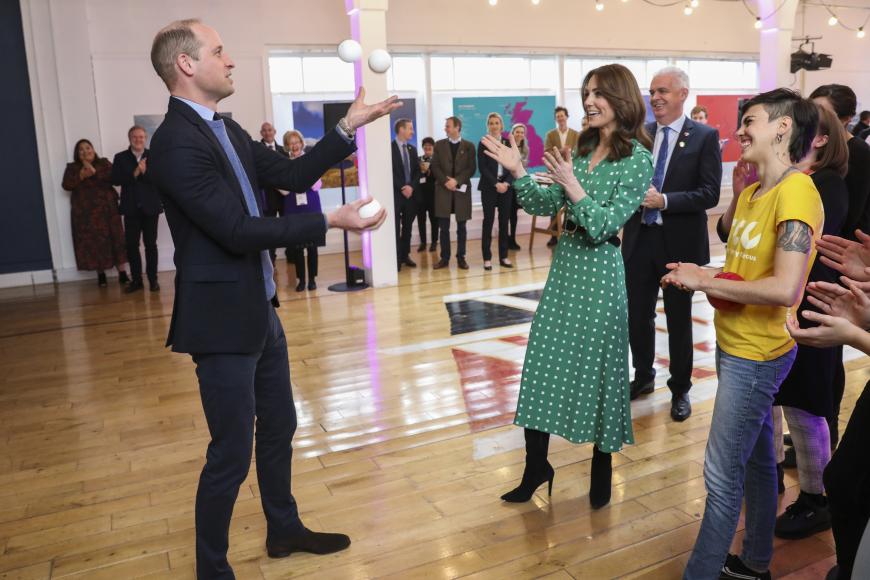 Während ihrer Irland-Reise im März 2020 hatten Herzogin Kate und Prinz William offensichtlich eine Menge Spaß. Während eines Meetings mit Zirkus-Artisten, probierte sich der künftige Thronfolger kurzerhand selbst im Jonglieren, was seine Ehefrau sichtlich amüsierte.