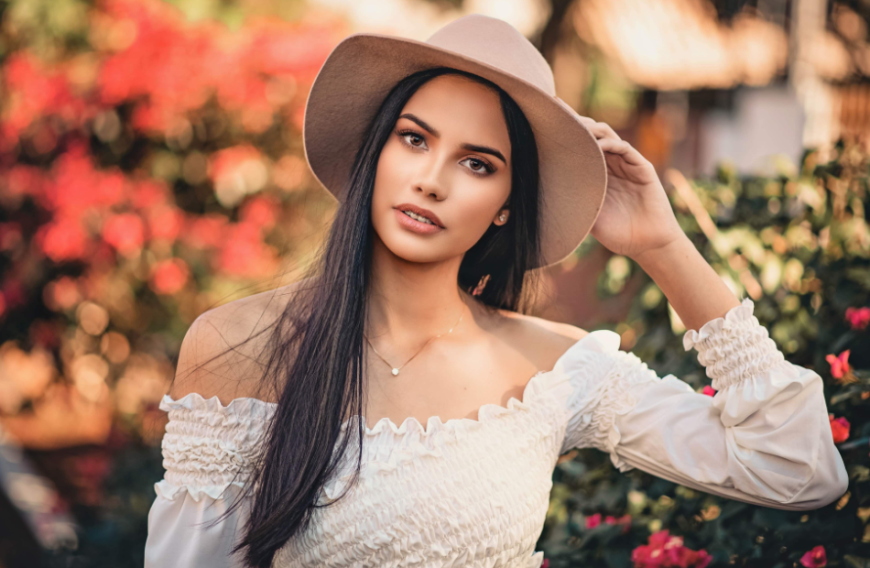 Ob reine Pflanzen-Öle oder Produkte aus der Drogerie – mit dem richtigen Mittel bekommt deine Mähne einen frischen Look verpasst.