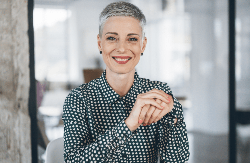 Der Silber-Look sieht auch als Pixie-Cut super stylisch aus.