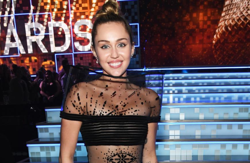 Die Fans der Ex-Disney-Beauty sind sich sicher, dass die Blondine schwanger sei und warten schon gespannt darauf, dass sie es endlich offiziell macht.