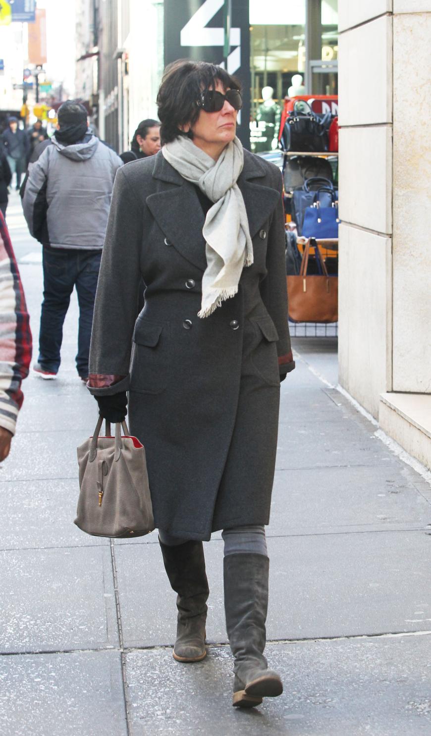 Die Ex-Freundin des Verstorbenen, Ghislaine Maxwell, bestätigt, dass in den Villen von Epstein Kameras installiert wurden.