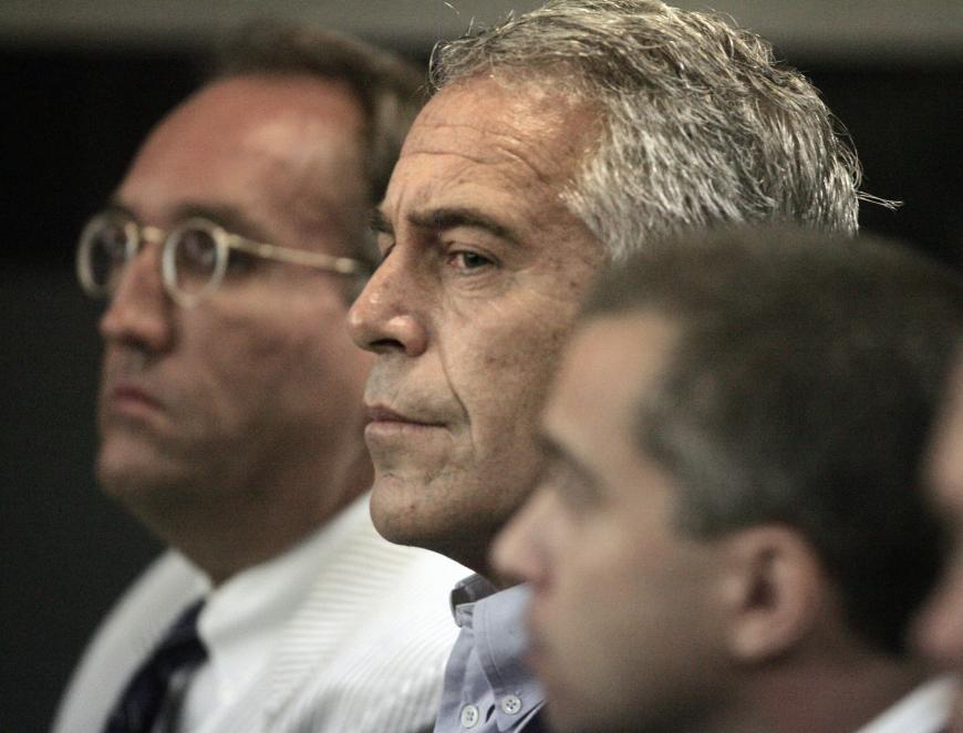 Dies geschah auf dem Anwesen des Geschäftsmann Jeffrey Epstein, der einen Prostitutionsring geführt und dutzende Minderjährige missbraucht haben soll.