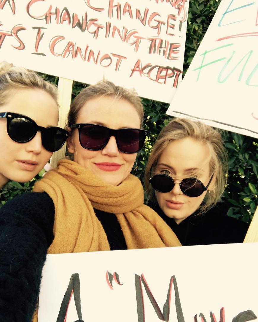 Statt mit ihrem Liebsten verbringt Jen (l.) lieber Zeit mit ihren Freundinnen, Schauspielerin Cameron Diaz und Sängerin Adele.