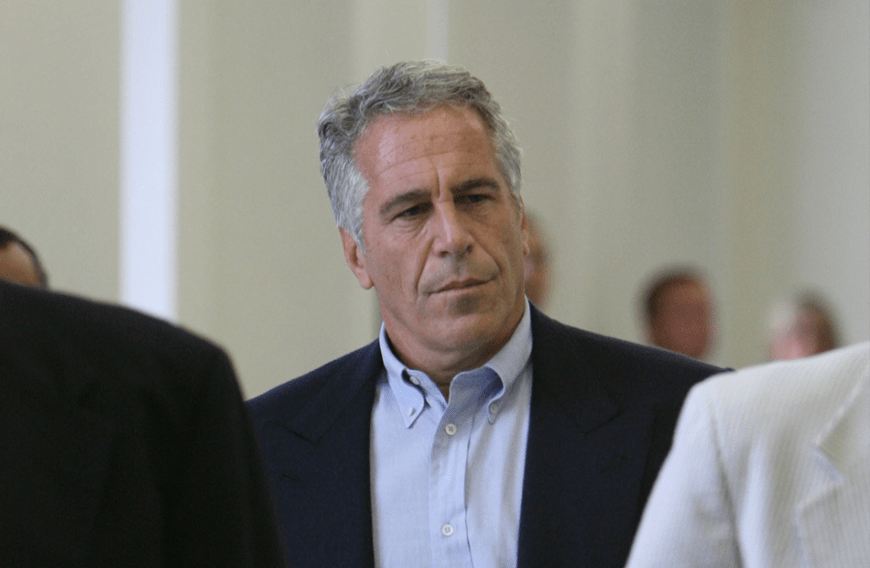 Grund dafür ist der Suizid von Jeffrey Epstein. Er erhängte sich 2019 in seiner Zelle.
