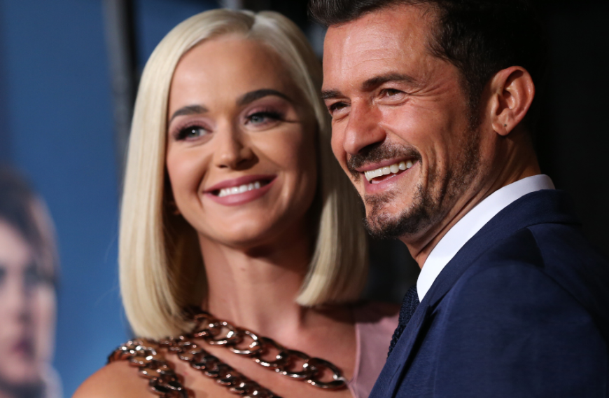 Mit Partner Orlando Bloom schwebt die Sängerin aktuell eigentlich auf Wolke sieben und verkündete zuletzt sogar süße Baby-News.
