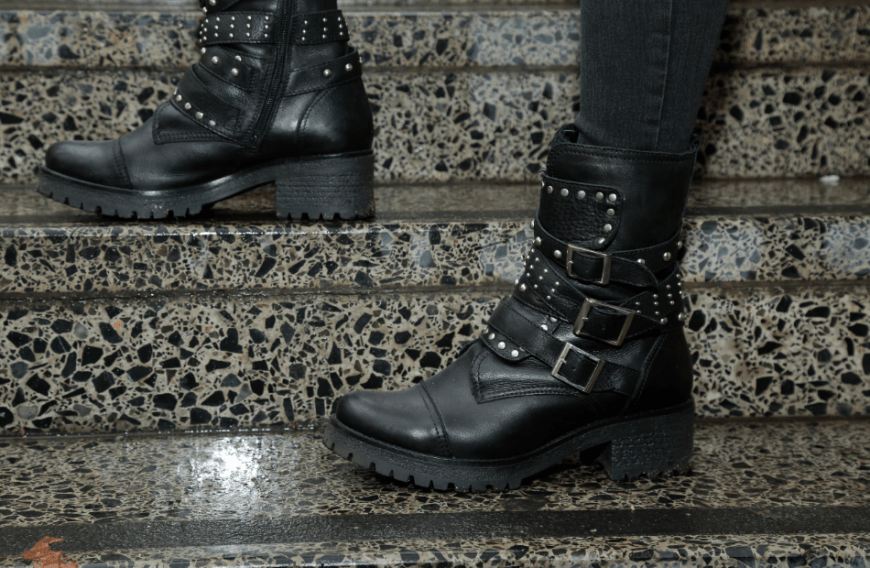 Wenn du dich für diese coolen Schnallen-Boots entscheidest, solltest du mit einem süßen Dress für einen stylischen Stilbruch sorgen.