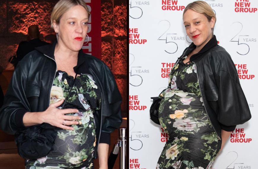 Mit 45 Jahren erwartet Schauspielerin Chloe Sevigny zusammen mit ihrem Mann Sinisa Mackovic ihr erstes Baby. Auch wenn sie ihr Privatleben unter Verschluss hält, ist auf den Bildern deutlich zu erkennen, dass der Geburtstermin immer näher rückt. Sie setzte ihre Babykugel in New York in einem Blumen-Kleid perfekt in Szene. Alle Augen waren auf die werdende Mutter gerichtet!