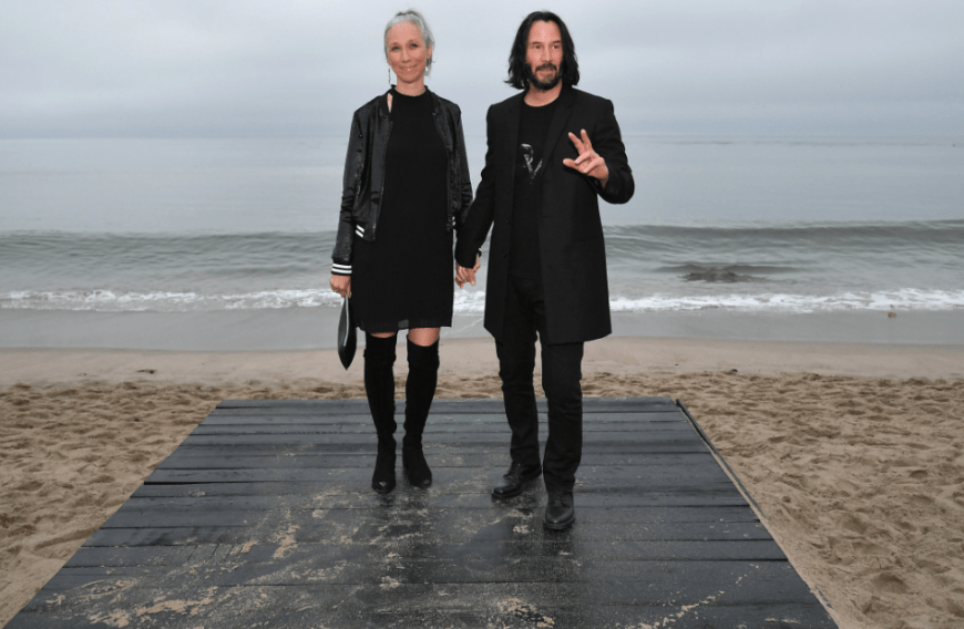 Angeblich ist das Paar sogar schon auf der Suche nach Locations. Wir finden: Am Strand machen die beiden eine gute Figur!