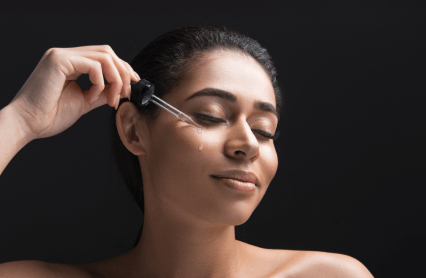 Mit den richtigen Anti-Aging-Seren kannst du dir einen umwerfenden Glow zaubern ...