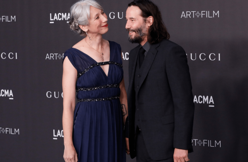 Ein verschmitztes Lachen, wie man es bei Keanu Reeves selten sieht: Der