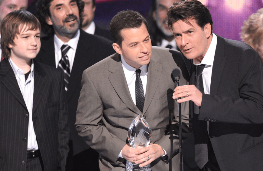 Hier kann er noch lachen: An der Seite von Angus T. Jones (links) und John Cyrer (Mitte) wurde Charlie Sheen in der Sitcom
