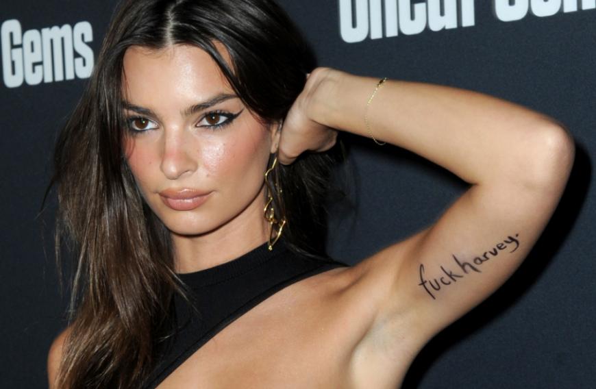 Krasses Statement! Im Dezember 2019 erschien Model Emily Ratajkowski mit einer deutlichen Message auf einer Premiere.
