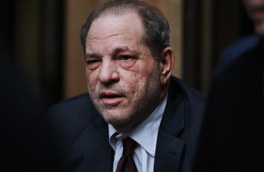 ... und zwar von Harvey Weinstein! Laut US-Medien soll der verurteilte Filmproduzent auch Jennifer Aniston sexuell belästigt haben. Knapp hundert Frauen werfen dem 67-Jährigen Belästigung, Nötigung und Vergewaltigung vor, weshalb er am 11. März von einer US-Jury schuldig gesprochen wurde.