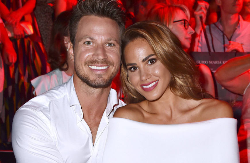 So süß verkünden Angelina Heger und Sebastian Pannek ihre Verlobung.