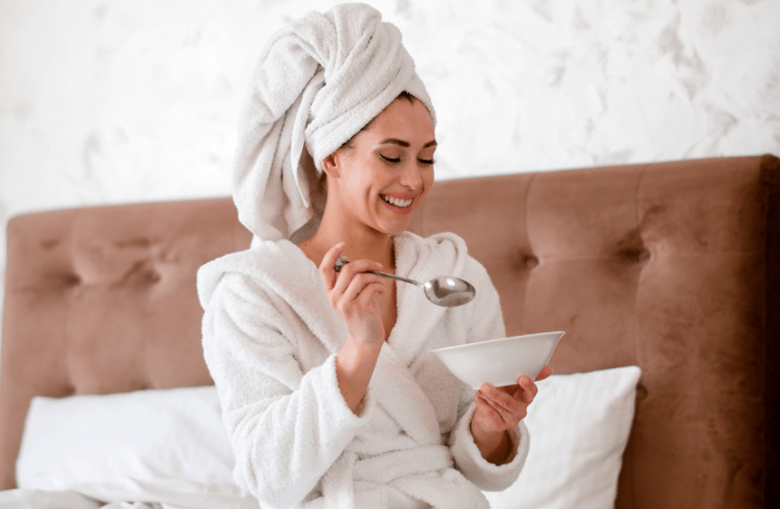 Ganz bequem die Haare trocknen – das soll mit einem bestimmten Handtuch möglich sein!