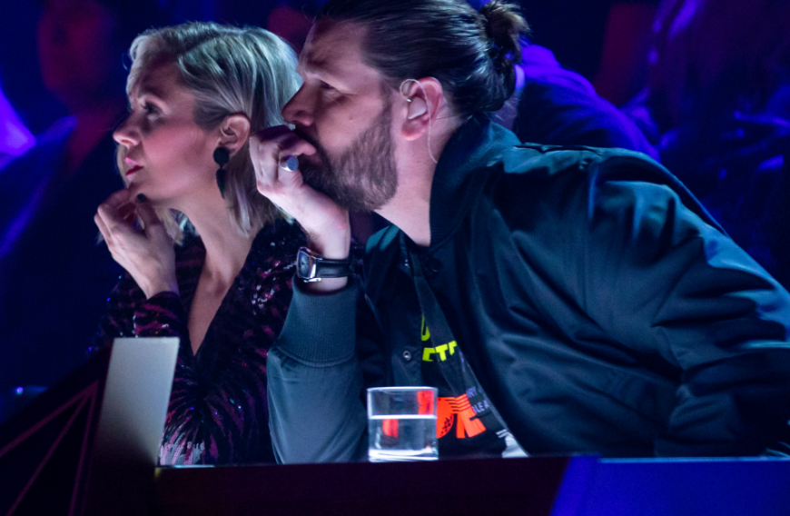 Ruth Moscher und Rea Garvey rätseln, welche Promis sich unter den Masken verstecken.